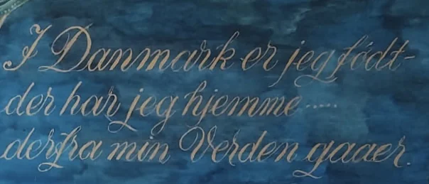 Kalligrafi af Marius Guldager med H.C. Andersens ord: "I Danmark er jeg født – der har jeg hjemme – derfra min verden går"